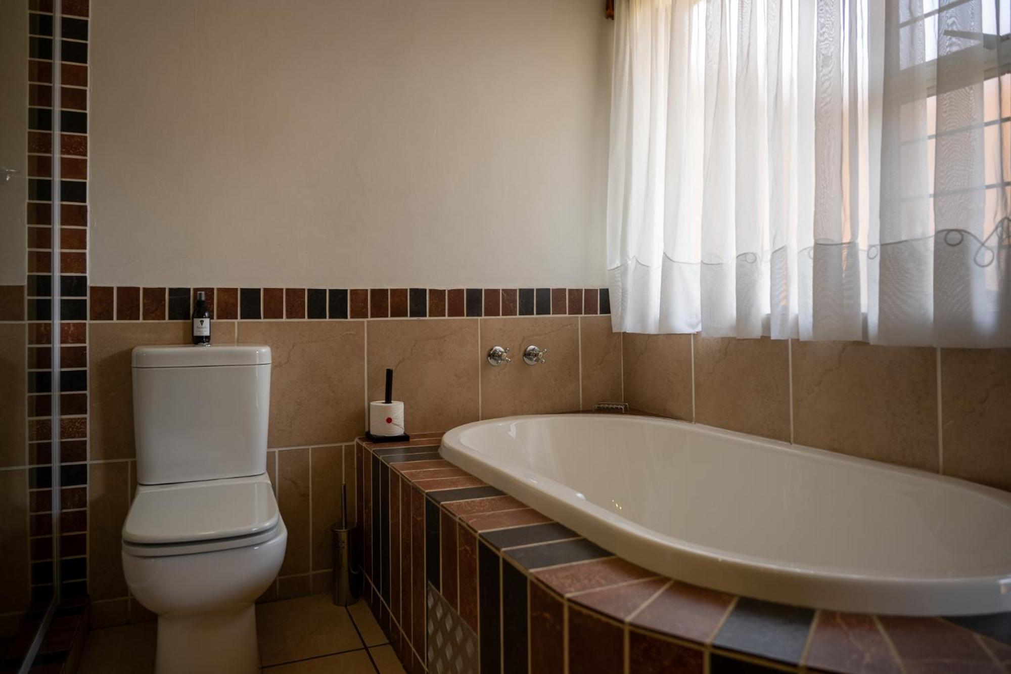 Asante Guest House Vanderbijlpark ภายนอก รูปภาพ